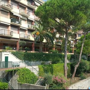 Camera Privata Nell'Appartamento In Zona Residenziale Con 2 Piscine